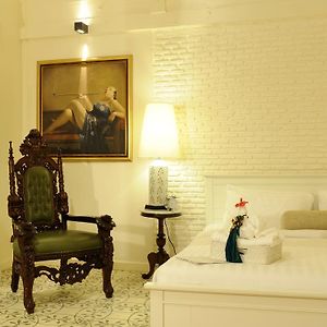 The Hen Hua Hin